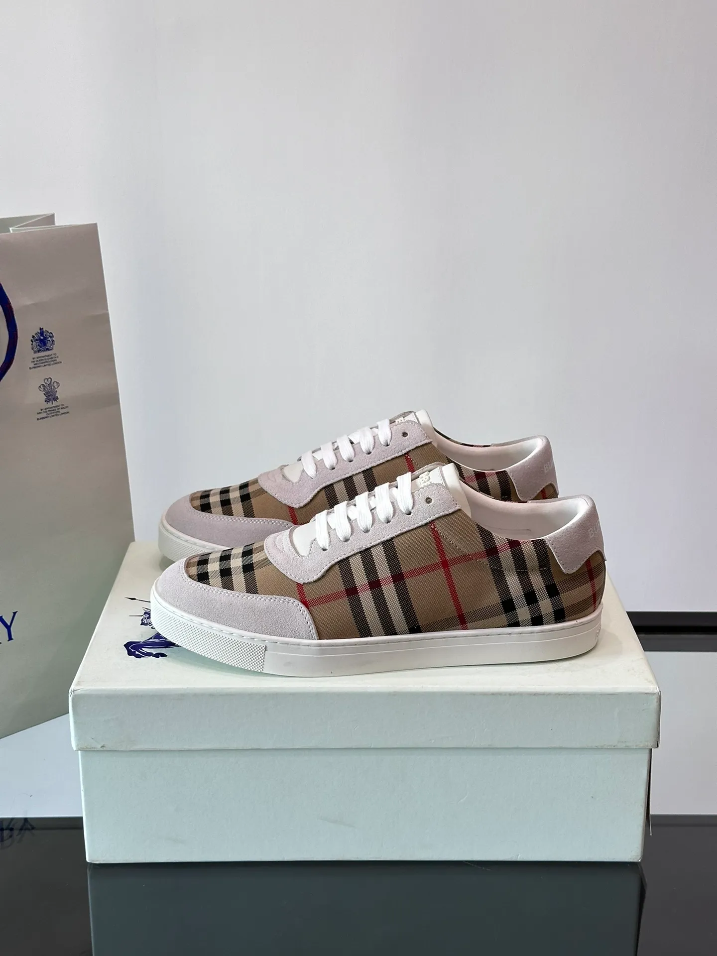 P380▫️B’s men’s classic low-top sneakers are reinterpreted in Vintage plaid cotton and cowhide materials, and decorated with a new brand logo. First-layer sheepskin lining, heel decorated with Burberry letter embossed logo, original outsole Size: 38-44 (45 customized) No. 068